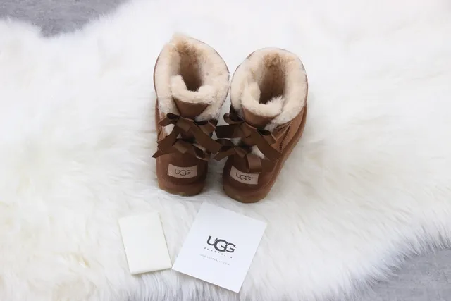 UGG 经典迷你蝴蝶结栗色麂皮踝靴 6