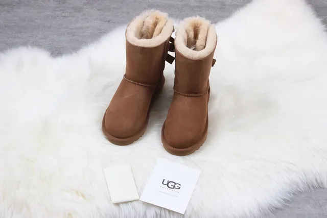UGG 经典迷你蝴蝶结栗色麂皮踝靴 7