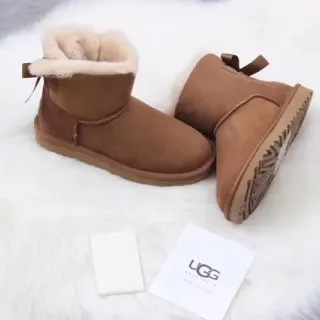 UGG Classic Mini 栗色棕羊毛内里雪靴