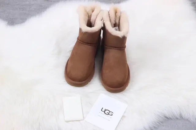UGG Classic Mini 栗色棕羊毛内里雪靴 2