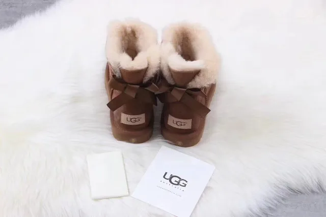 UGG Classic Mini 栗色棕羊毛内里雪靴 3
