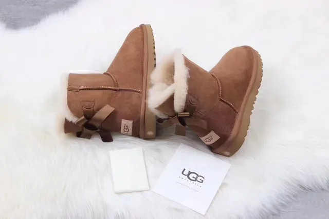 UGG Classic Mini 栗色棕羊毛内里雪靴 4