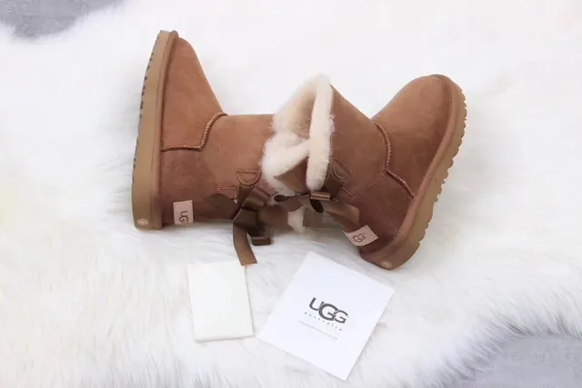 UGG Classic Mini 栗色棕羊毛内里雪靴 5