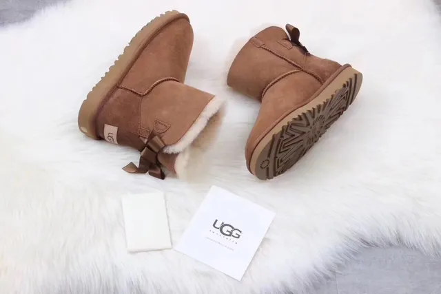UGG Classic Mini 栗色棕羊毛内里雪靴 6