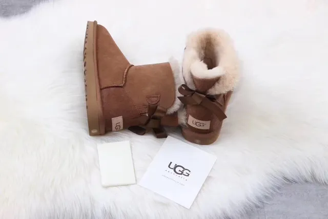 UGG Classic Mini 栗色棕羊毛内里雪靴 7
