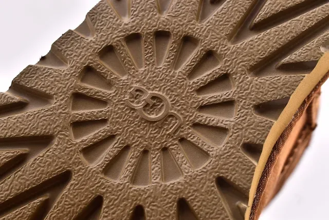 UGG Classic Mini Chestnut 麂皮雪靴 7