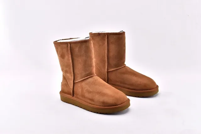 UGG Classic Mini Chestnut 麂皮雪靴 9