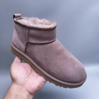 UGG क्लासिक मिनी डस्टे मॉव स्नो बूट
