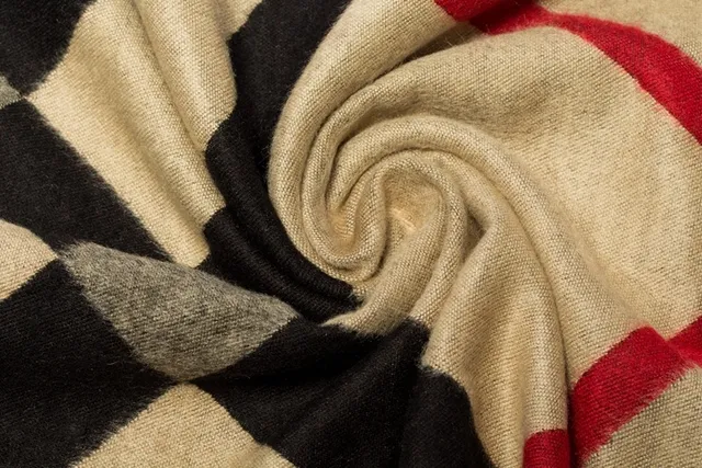UGG كلاسيك بليد بيج أسود أحمر كشمير وشاح 5