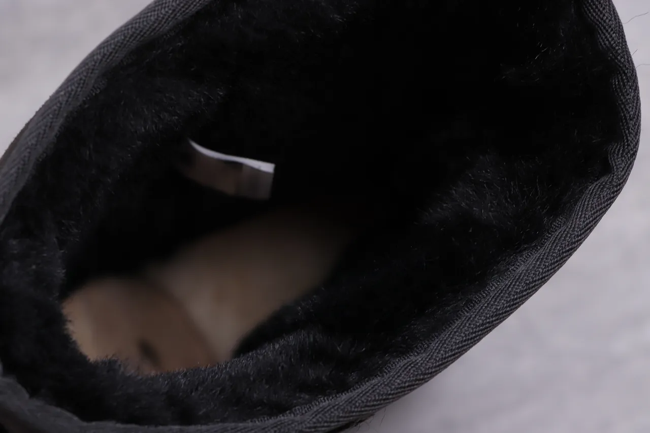 UGG Classic Short 黑色羊麂皮羊毛内里雪靴 2