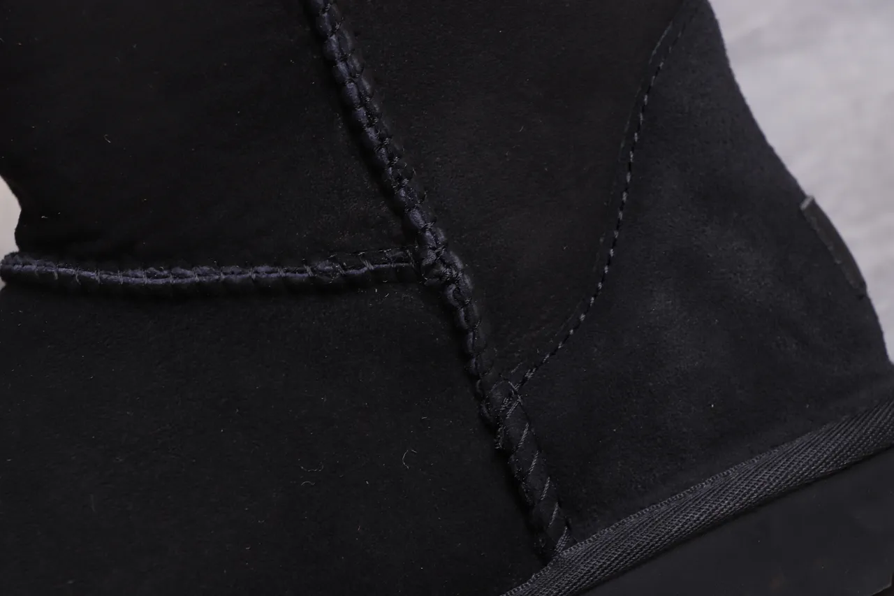 UGG Classic Short 黑色羊麂皮羊毛内里雪靴 3