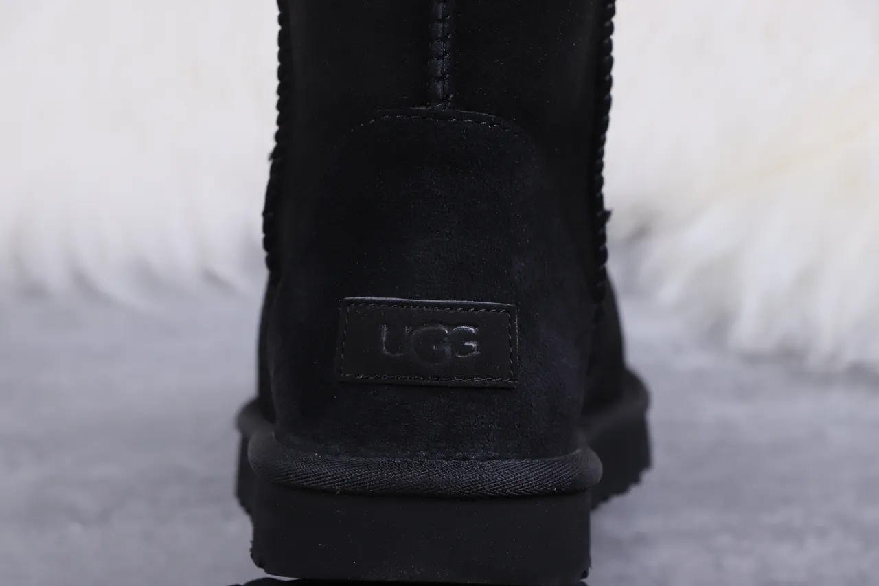 UGG Classic Short 黑色羊麂皮羊毛内里雪靴 5