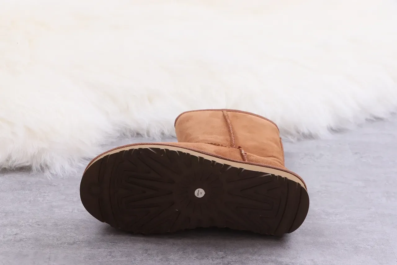 UGG Classic Short বাদামী সুয়েড শিয়ারলিং লাইন্ড স্নো বুট 4