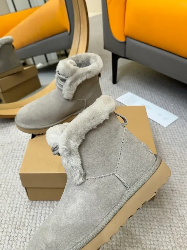 UGG 灰米色麂皮面料 可折叠 剪羊毛翻边 踝靴 3