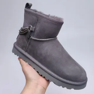 UGG ग्रे सूड ऊपरी शियरलिंग-लाइन्ड स्नो बूट