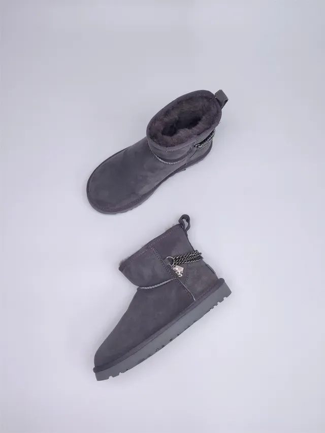 UGG ग्रे सूड ऊपरी शियरलिंग-लाइन्ड स्नो बूट 2