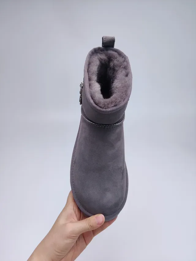 UGG ग्रे सूड ऊपरी शियरलिंग-लाइन्ड स्नो बूट 3