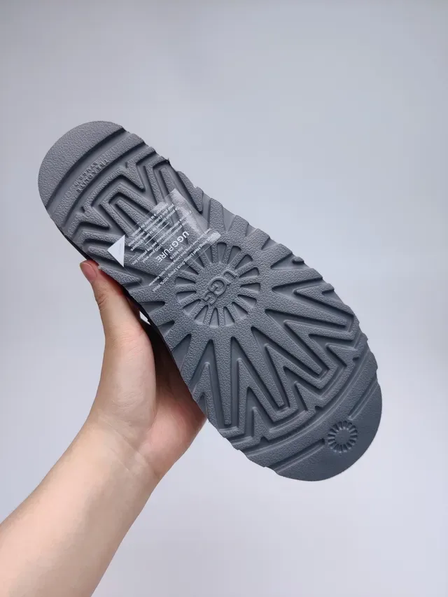 UGG ग्रे सूड ऊपरी शियरलिंग-लाइन्ड स्नो बूट 4