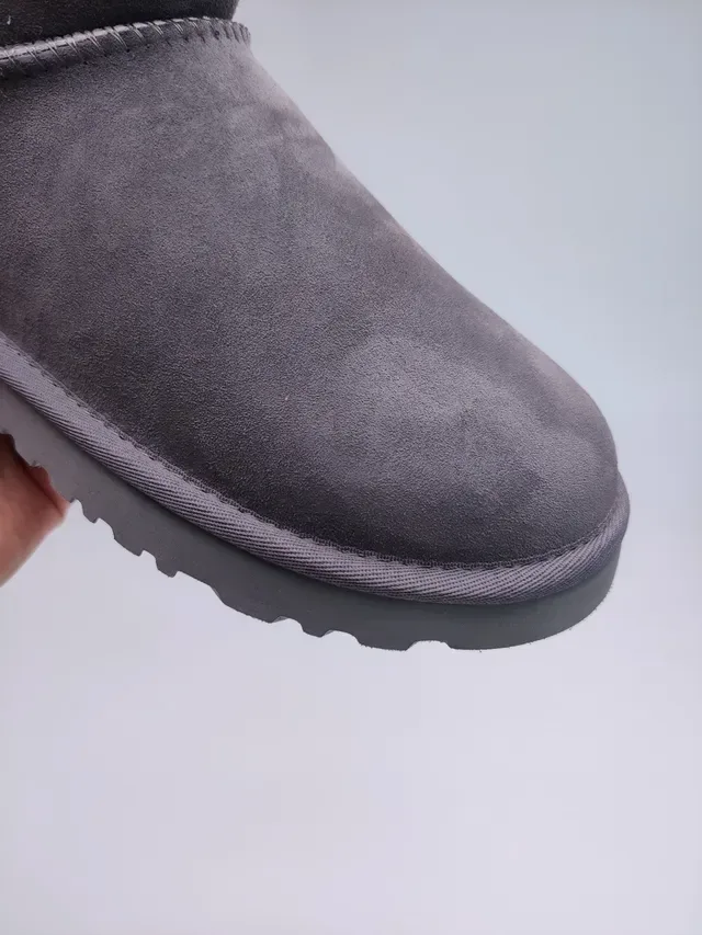 UGG ग्रे सूड ऊपरी शियरलिंग-लाइन्ड स्नो बूट 5