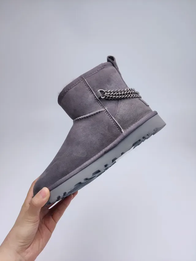 UGG ग्रे सूड ऊपरी शियरलिंग-लाइन्ड स्नो बूट 7