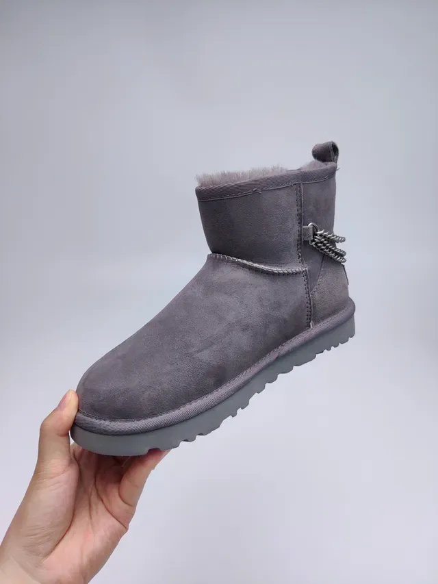 UGG ग्रे सूड ऊपरी शियरलिंग-लाइन्ड स्नो बूट 8