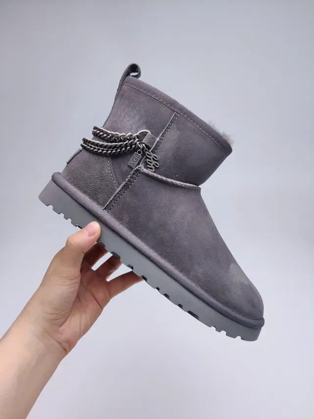 UGG ग्रे सूड ऊपरी शियरलिंग-लाइन्ड स्नो बूट 10