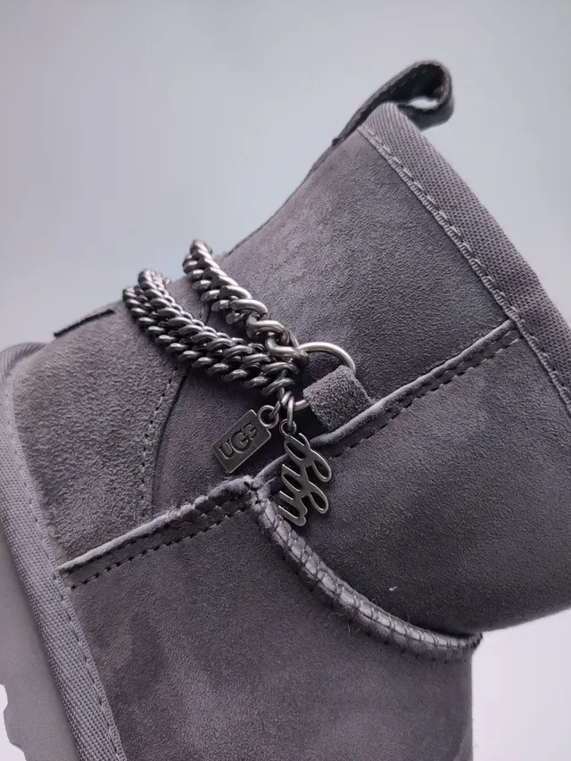 UGG ग्रे सूड ऊपरी शियरलिंग-लाइन्ड स्नो बूट 11