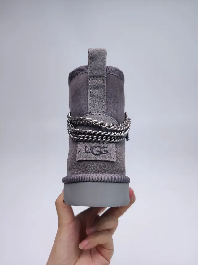 UGG ग्रे सूड ऊपरी शियरलिंग-लाइन्ड स्नो बूट 12