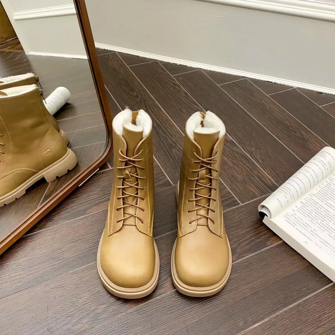 UGG ট্যান লেস-আপ শিয়ারলিং-লাইন্ড এনকেল বুট 3