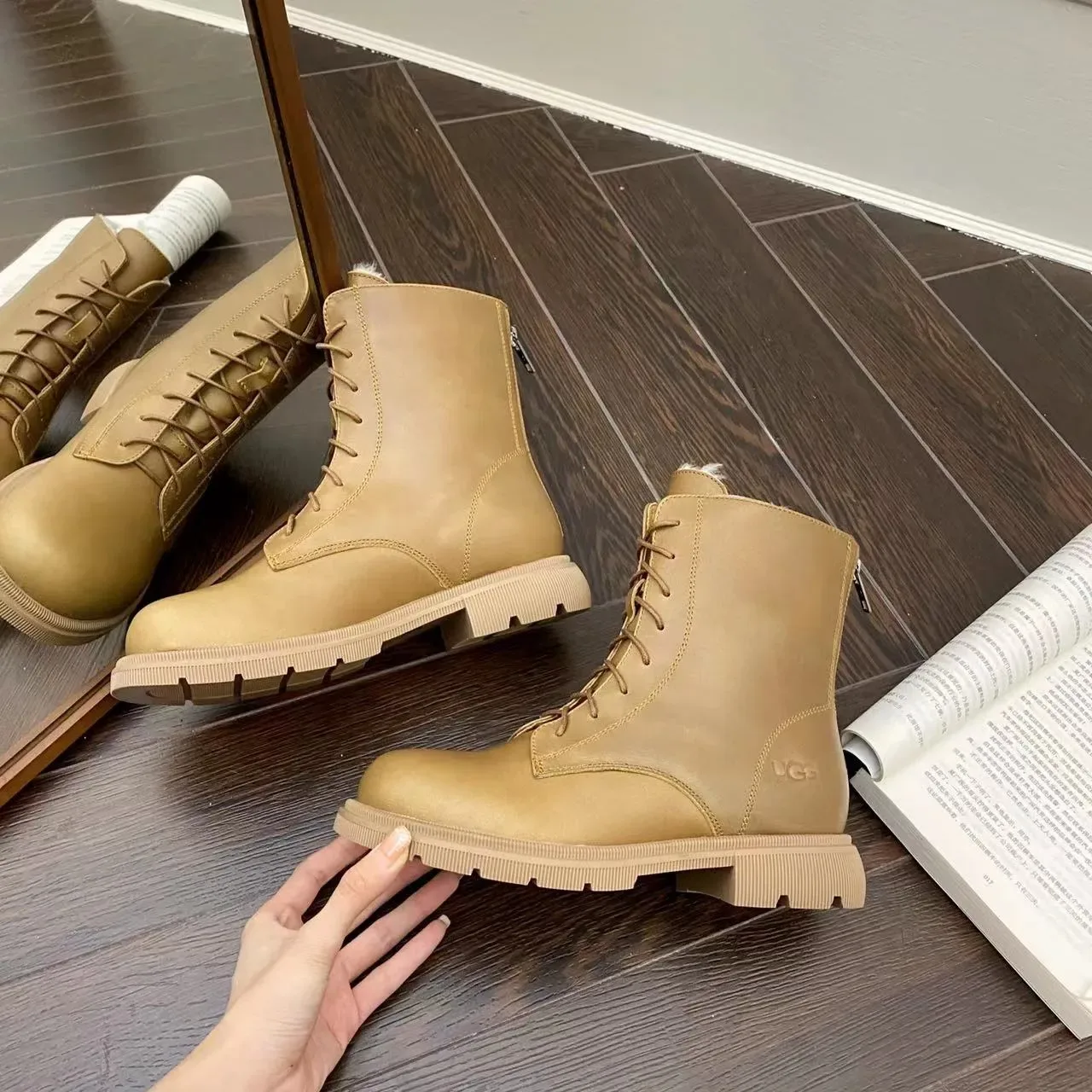 UGG ট্যান লেস-আপ শিয়ারলিং-লাইন্ড এনকেল বুট 6