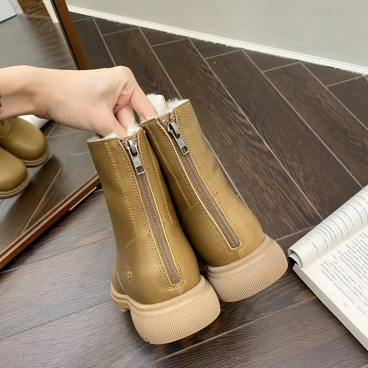 UGG ট্যান লেস-আপ শিয়ারলিং-লাইন্ড এনকেল বুট 8