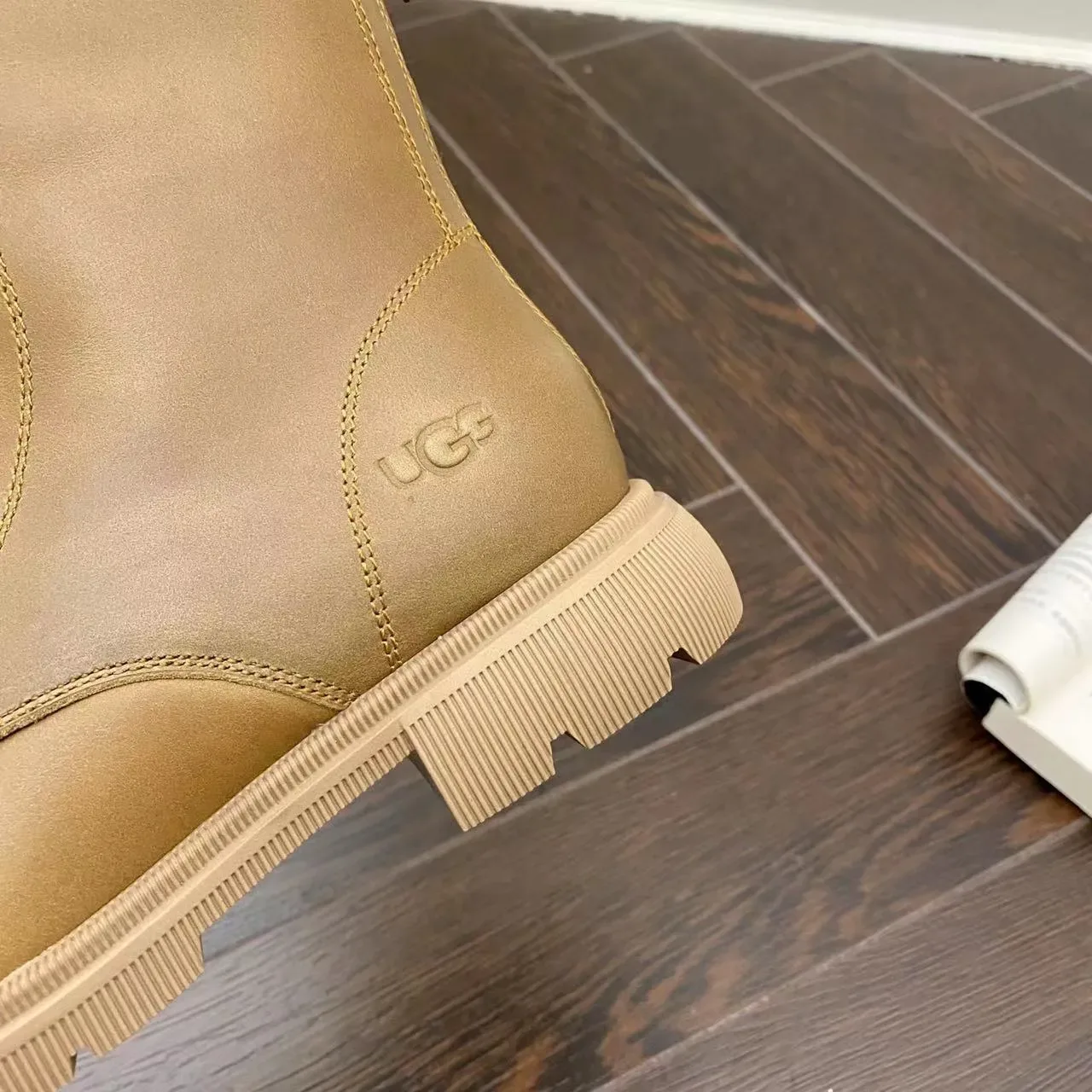 UGG ট্যান লেস-আপ শিয়ারলিং-লাইন্ড এনকেল বুট 9