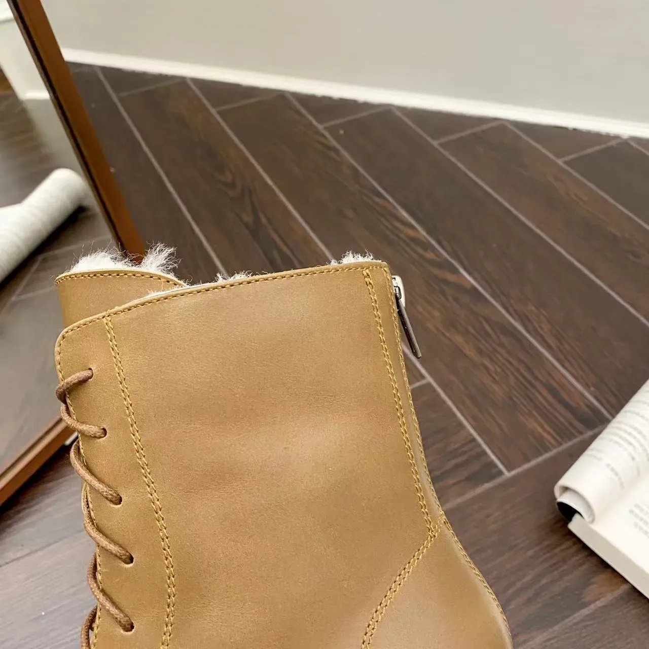 UGG ট্যান লেস-আপ শিয়ারলিং-লাইন্ড এনকেল বুট 10