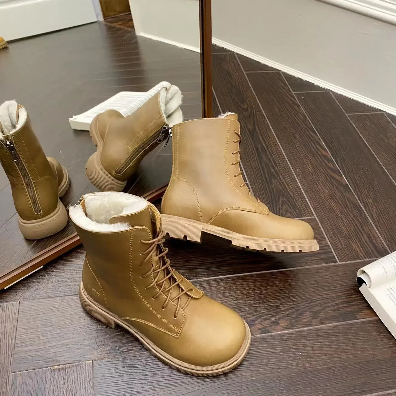 UGG ট্যান লেস-আপ শিয়ারলিং-লাইন্ড এনকেল বুট 11