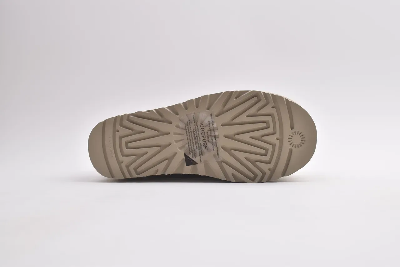 UGG Platform Chelsea Beige Sole Suede Upper Chelsea Boots 4
