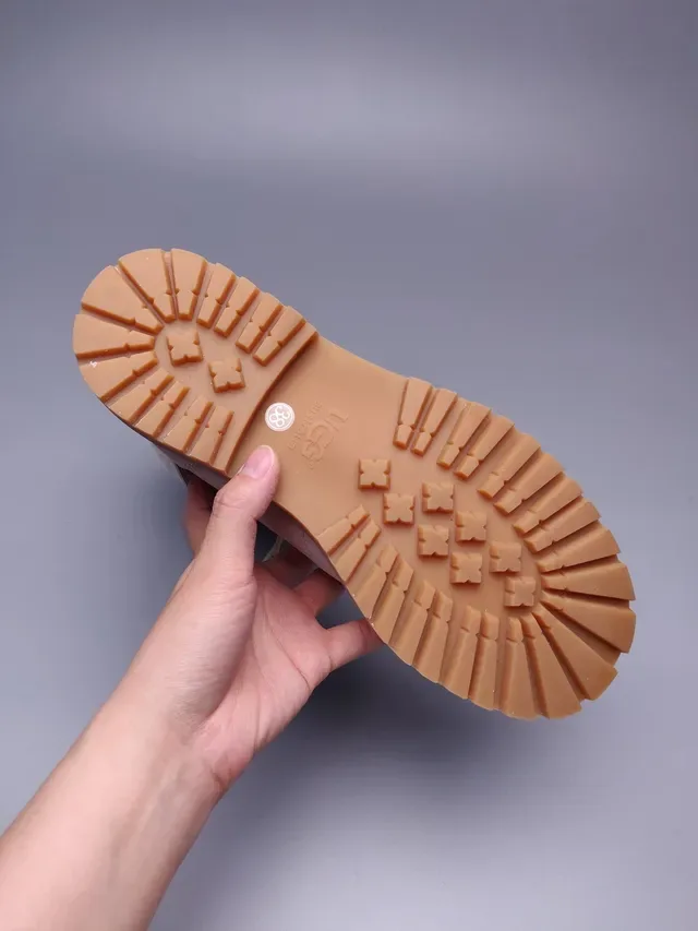 UGG Bottine de Cheville en Daim avec Doublure Shearling et Lacets 9