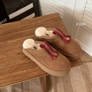 UGG Tasman 棕红麂皮面 Shearling 内里拖鞋