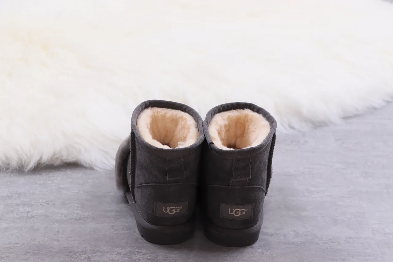 UGG Tasman-Style أحذية ثلجية رمادية وبيضاء مع إصبع ناعم 9