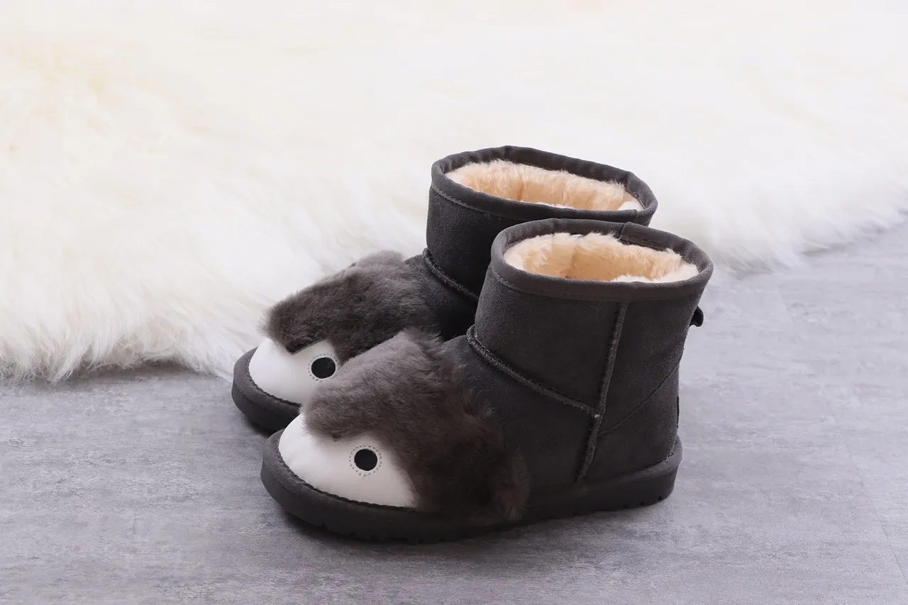 UGG Tasman-Style أحذية ثلجية رمادية وبيضاء مع إصبع ناعم 10