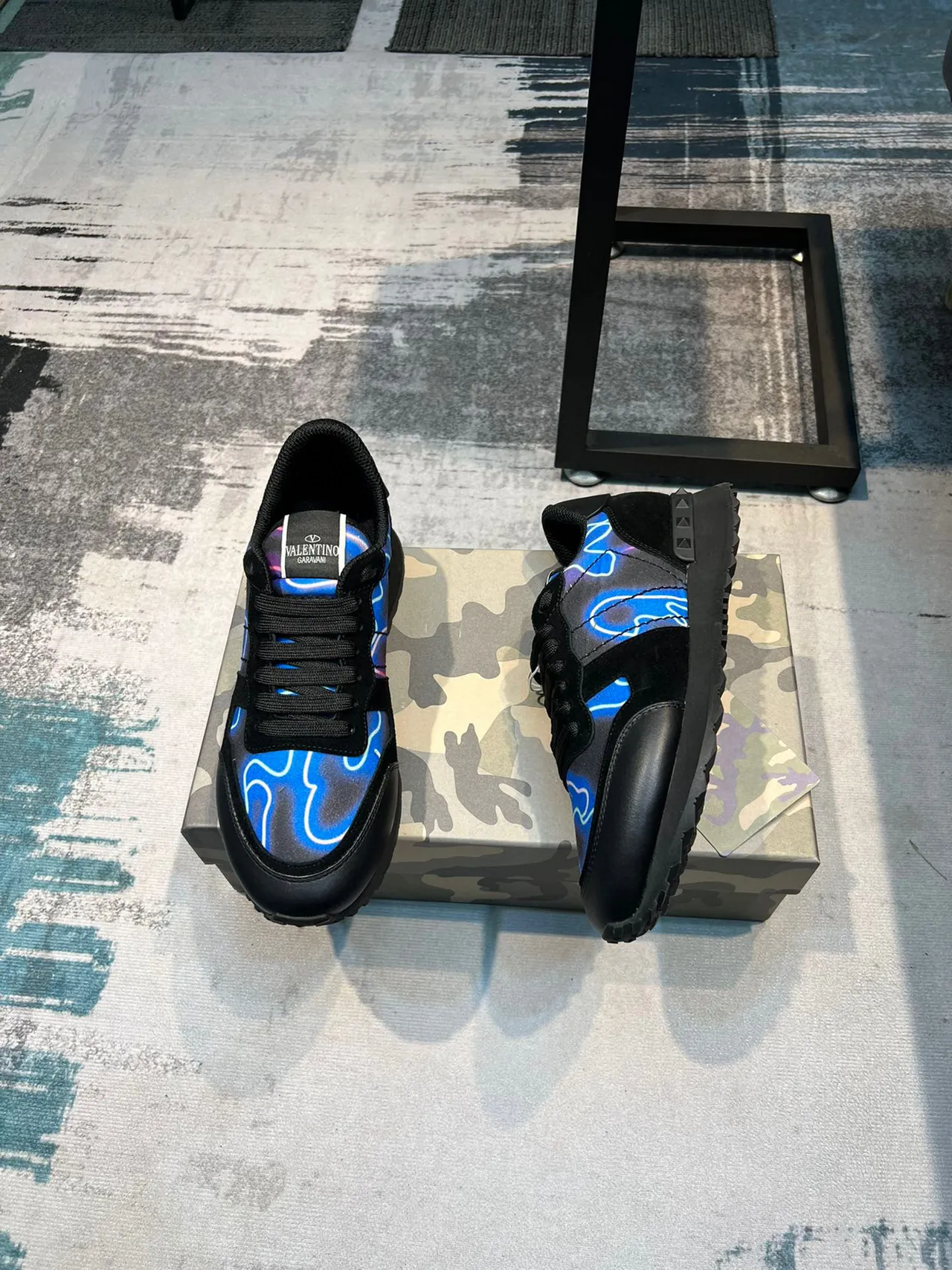 Valentino Sneakers Lifestyle Cuir Et Daim Noir Bleu Imprimé Graphique Flamme 2
