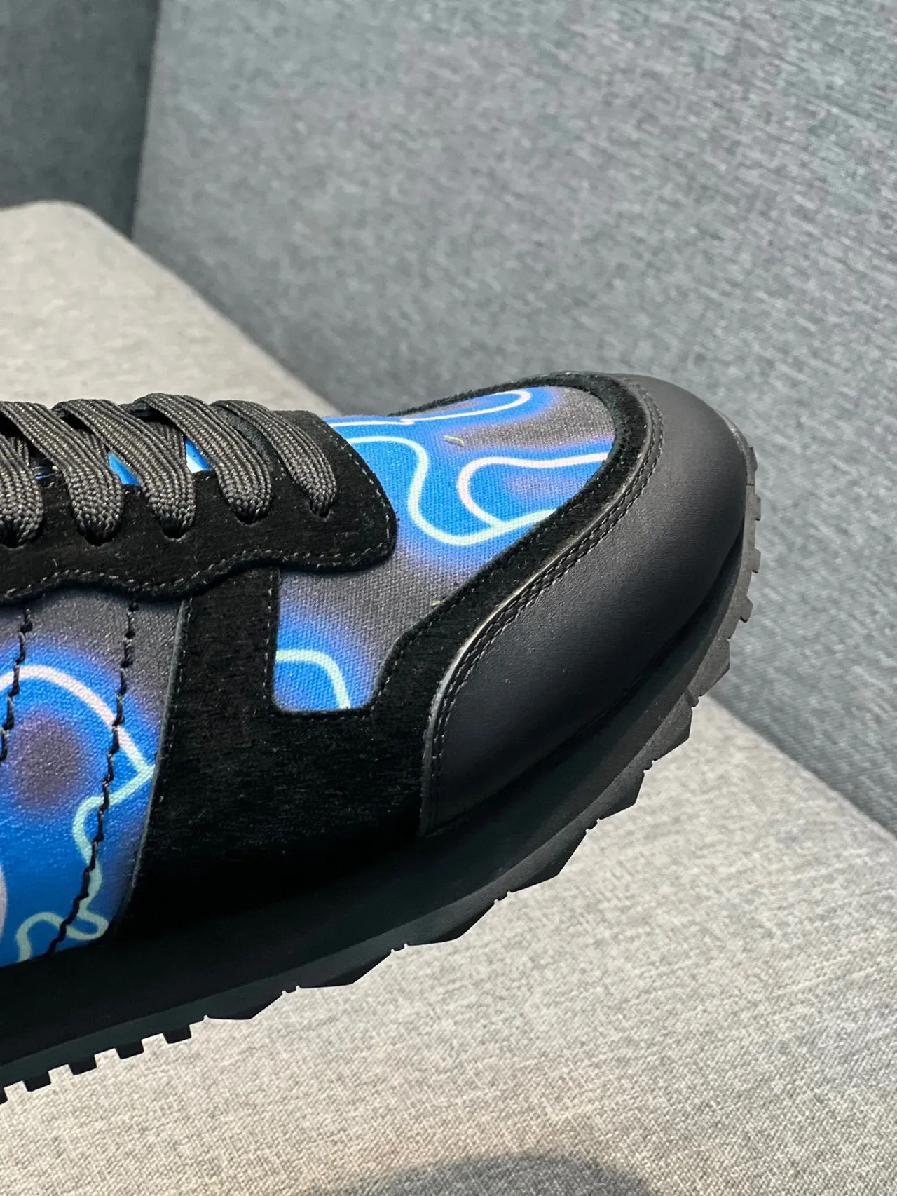 Valentino Sneakers Lifestyle Cuir Et Daim Noir Bleu Imprimé Graphique Flamme 4