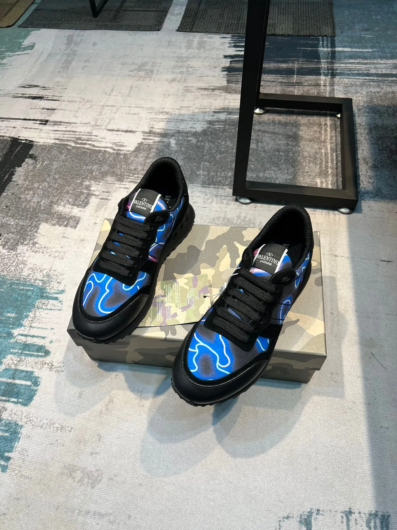 Valentino Sneakers Lifestyle Cuir Et Daim Noir Bleu Imprimé Graphique Flamme 5