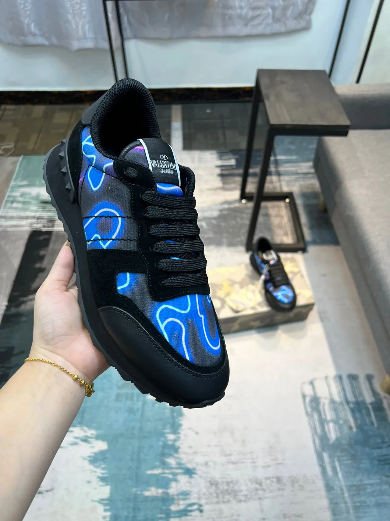Valentino Sneakers Lifestyle Cuir Et Daim Noir Bleu Imprimé Graphique Flamme 6