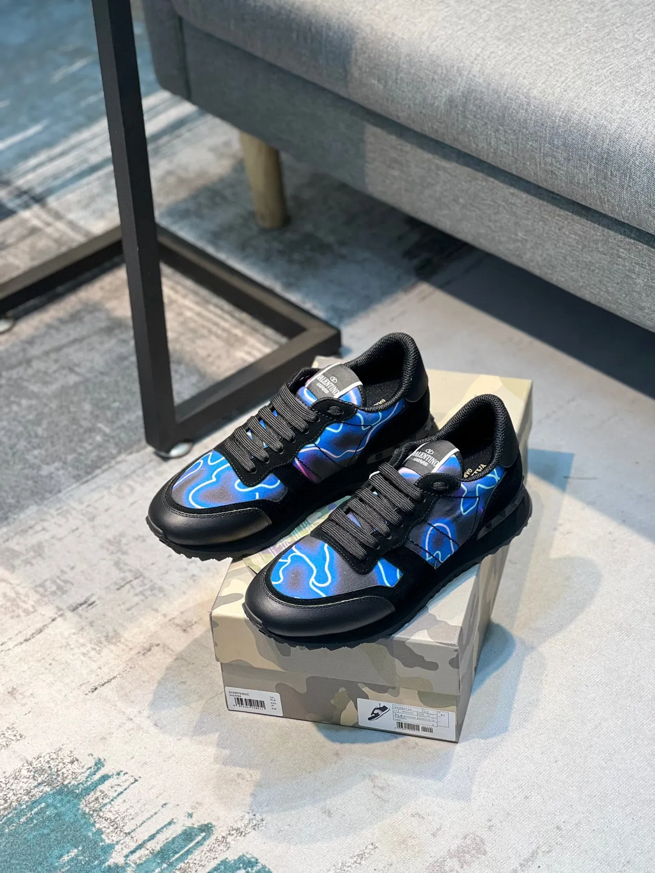Valentino Sneakers Lifestyle Cuir Et Daim Noir Bleu Imprimé Graphique Flamme 7