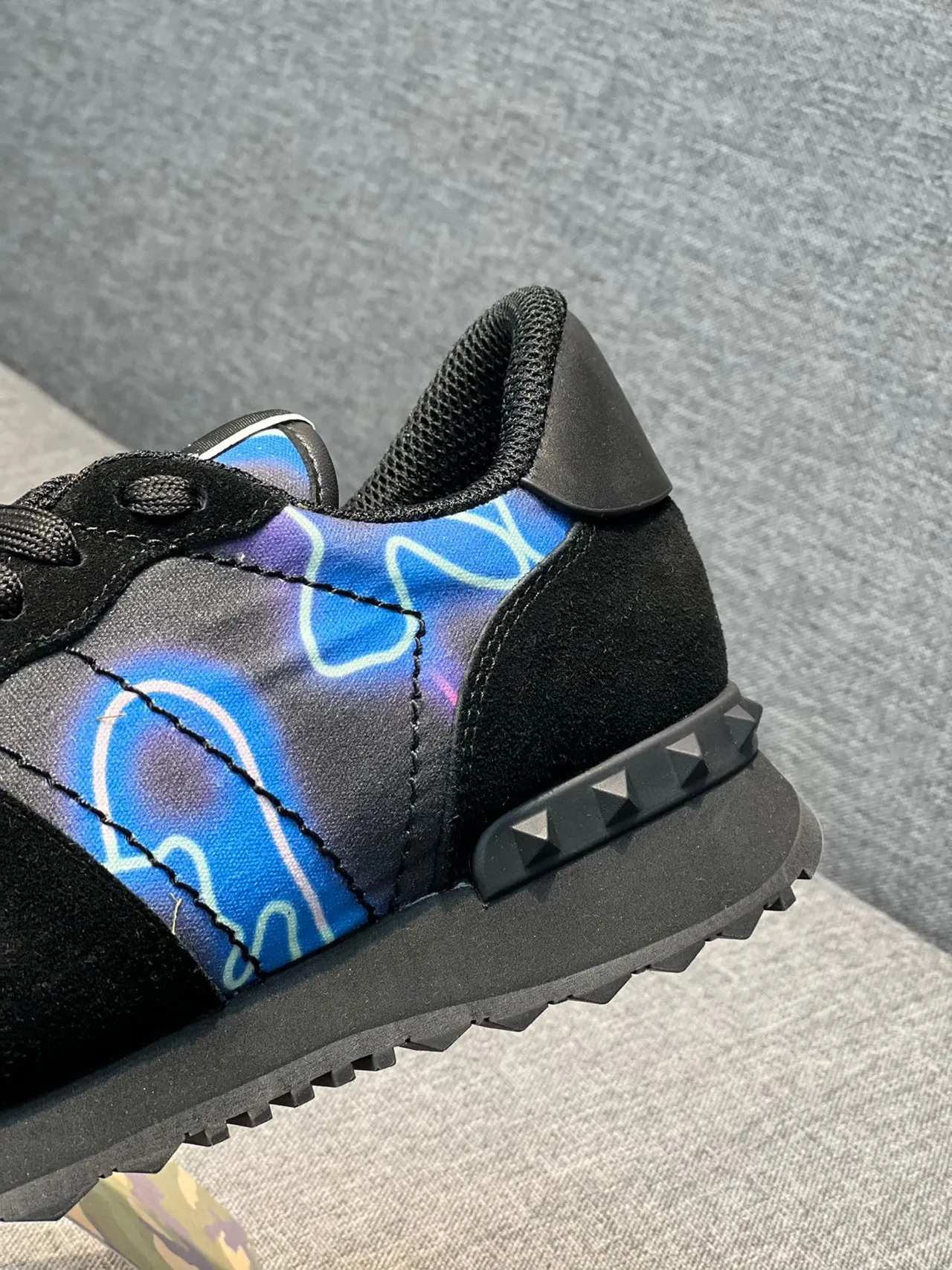 Valentino Sneakers Lifestyle Cuir Et Daim Noir Bleu Imprimé Graphique Flamme 8