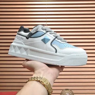 Valentino One Stud Platform Sneaker branco azul claro preto lifestyle sneakers