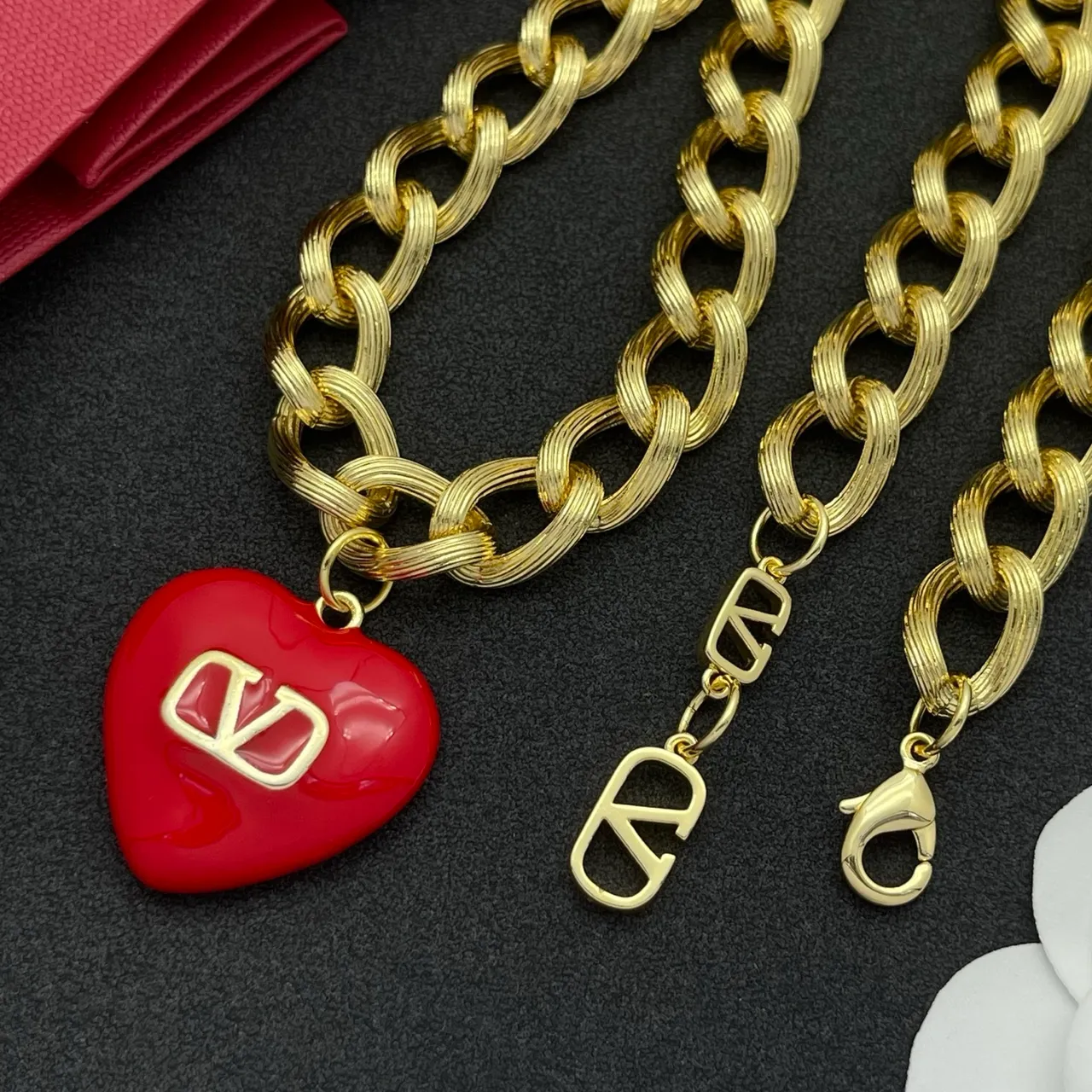 Valentino ذهب أحمر سلسلة كيرب لينك كثيفة لامعة مغطاة بالإيمايل قلادة قلب 5