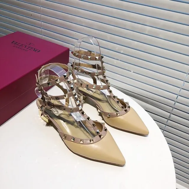 Valentino Rockstud Beige Bombas con Correa de PVC Tachonado 2