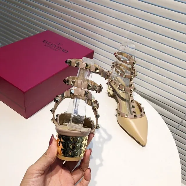 Valentino Rockstud Beige Bombas con Correa de PVC Tachonado 3