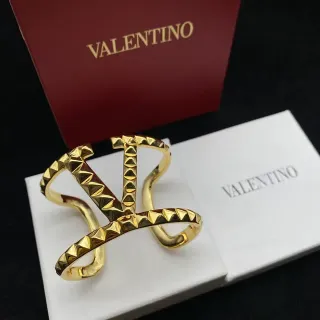 Valentino Rockstud সোনালি টোন পিরামিড স্টাড ওপেন V কাফ ব্রেসলেট